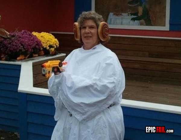Watch: classic – Star Wars Cosplay FAIL